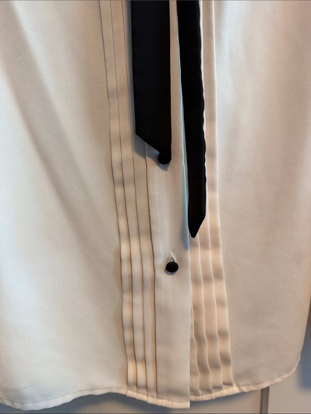Anne Klein Light Pink/Cream Sleeveless Blouse with Black Tie - Picture 4 of 6
